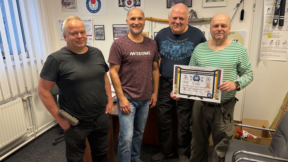 Předání diplomu za pátý dan jiu-jitsu
